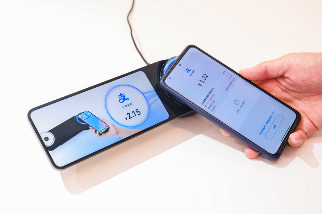 Alipay führt offiziell das „Tap-Payment mit Mobiltelefon ein, das bei vielen Händlern im ganzen Land eingeführt wurde