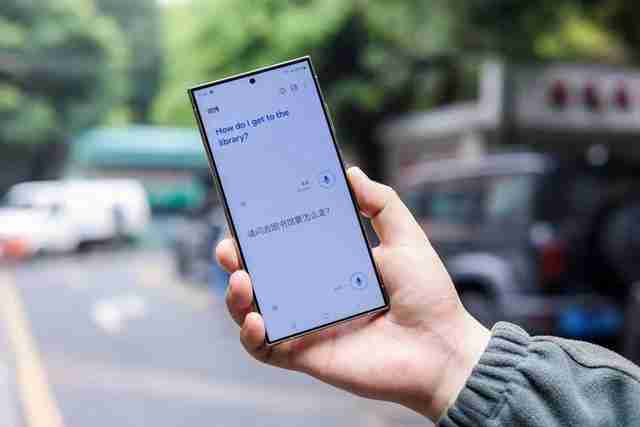 Generasi muda ini jatuh cinta dengan telefon bimbit bodoh.
