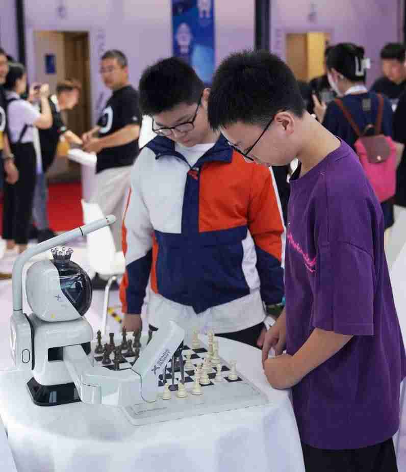 Die erste mechanische Klaue! Yuanluobao trat auf der Weltroboterkonferenz 2024 auf und stellte den ersten Schachroboter vor, der das Haus betreten kann