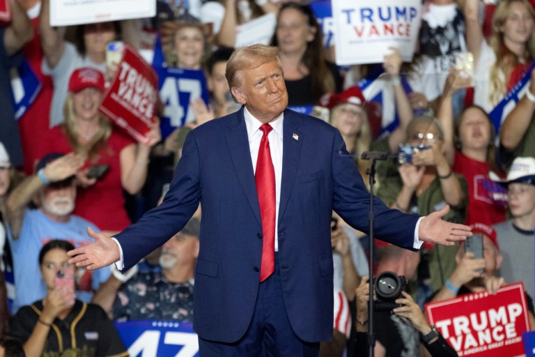Die Memecoins von FreeTrump, MoonTrump und Pepe Trump steigen, während Donald Trump weiterhin Krypto-Wähler umwirbt