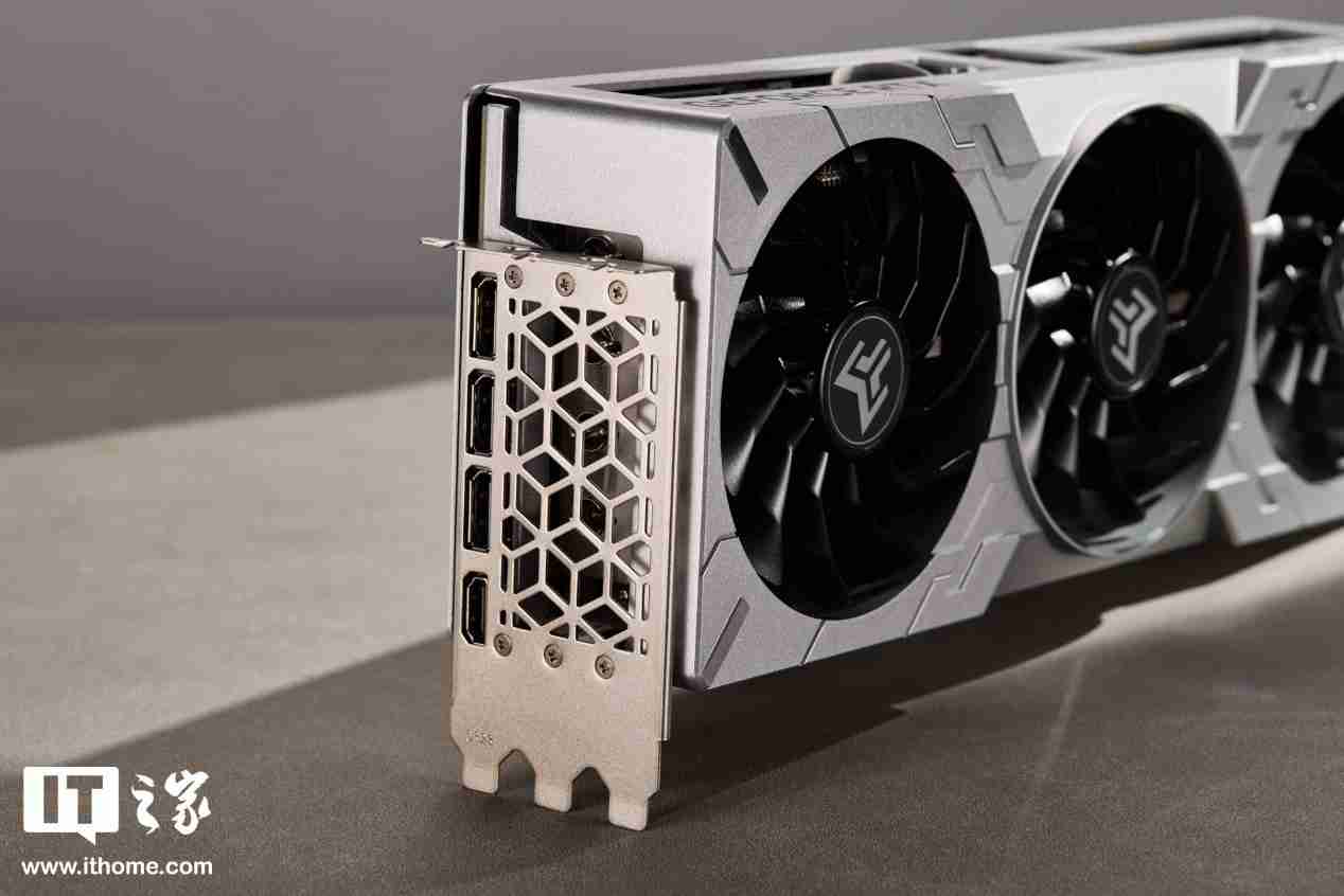 影驰 RTX 4080 SUPER 金属大师 OC 显卡图赏:金属风拉满的 4K 游戏旗舰