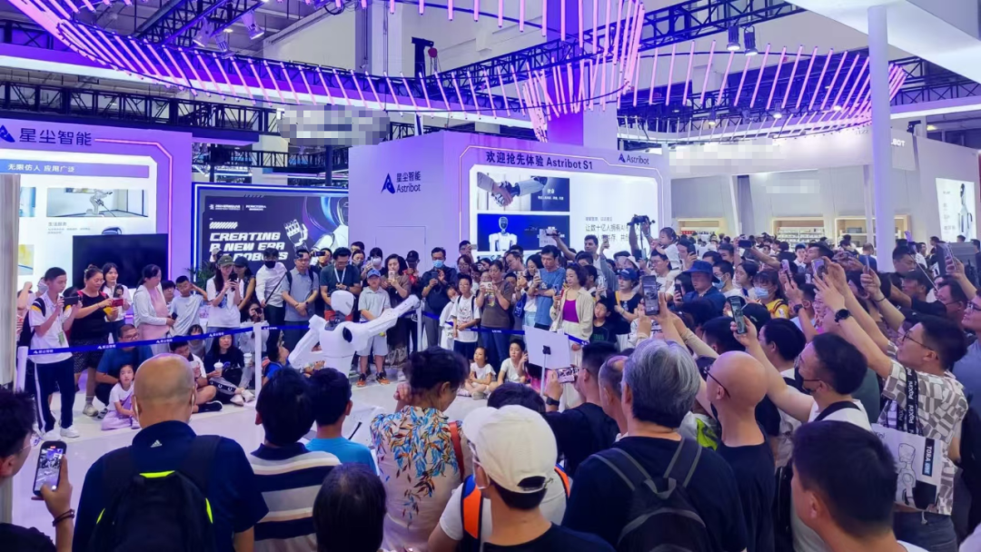 At the World Robot Conference, this domestic robot carrying the hope of future elderly care was surrounded