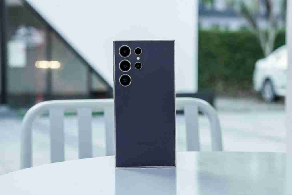 三星 S25 Ultra 细节曝光:与 iPhone 16 Pro Max 同宽,屏幕更大