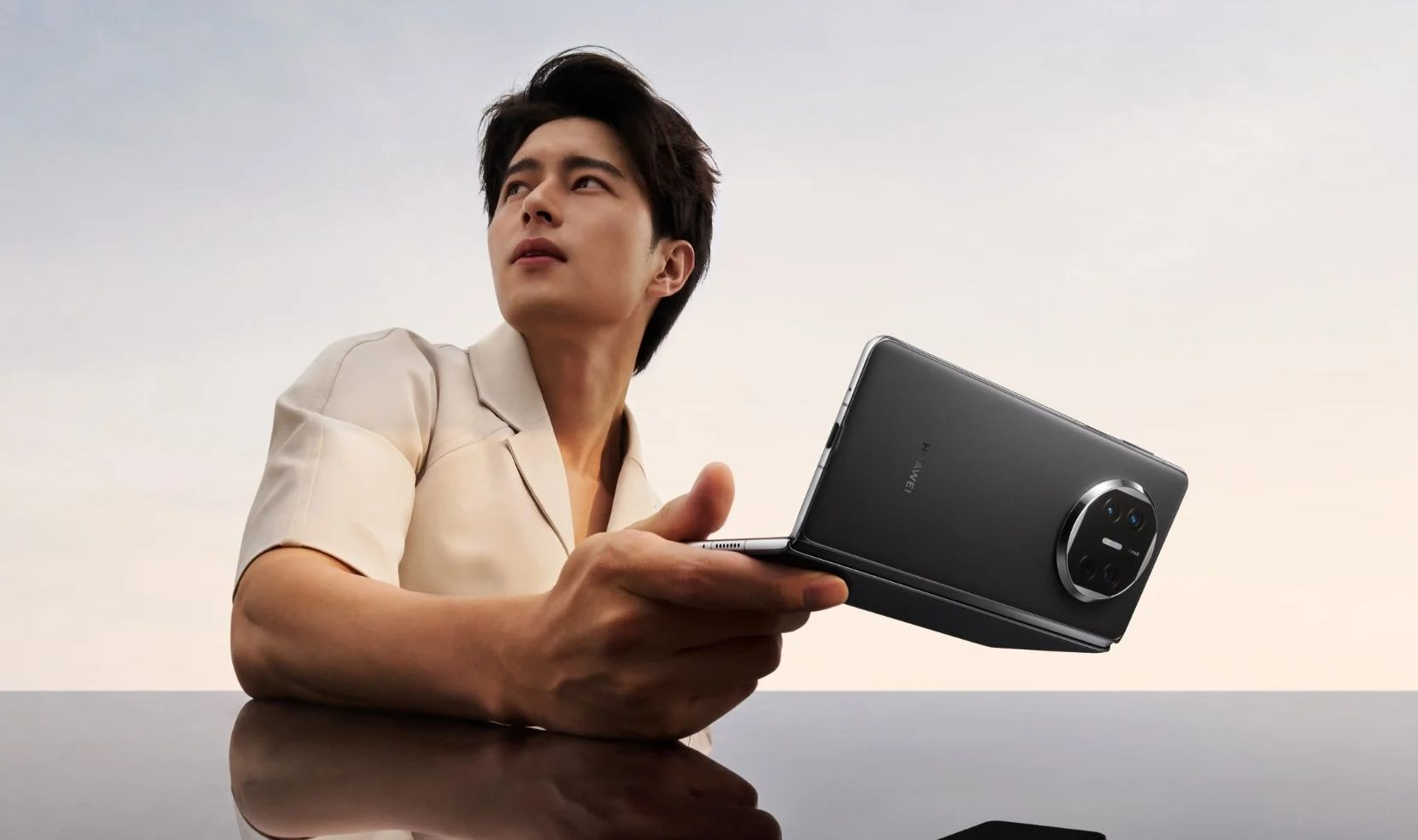 华为发布会主动「撞车」苹果，三折手机能否单挑iPhone 16？