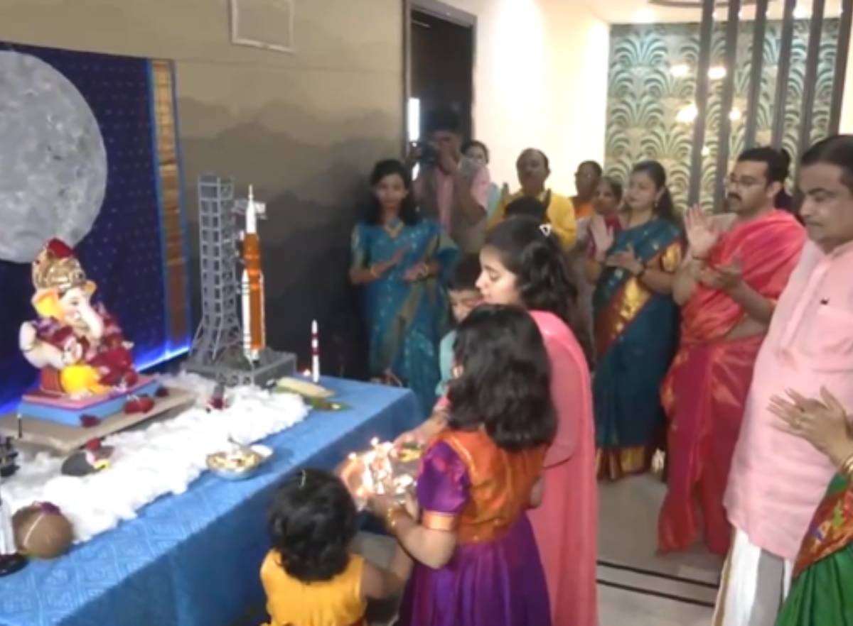 Ganesh Chaturthi 2024: Union Minister Nitin Gadkari Offers Prayers to Lord Ganesha at His Nagpur Residence