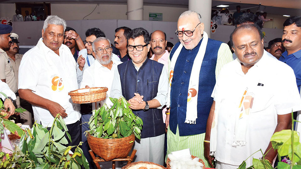 Mysuru : Les célébrations du jubilé de platine du Central Silk Board rassemblent des agriculteurs séricicoles de toute l'Inde