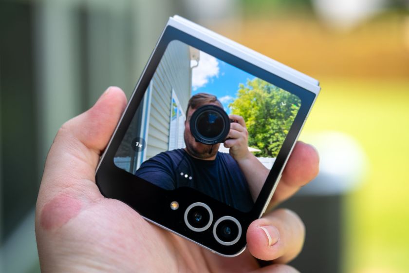 Moto Razr Ultra (2025) vs. Samsung Galaxy Z Flip 6