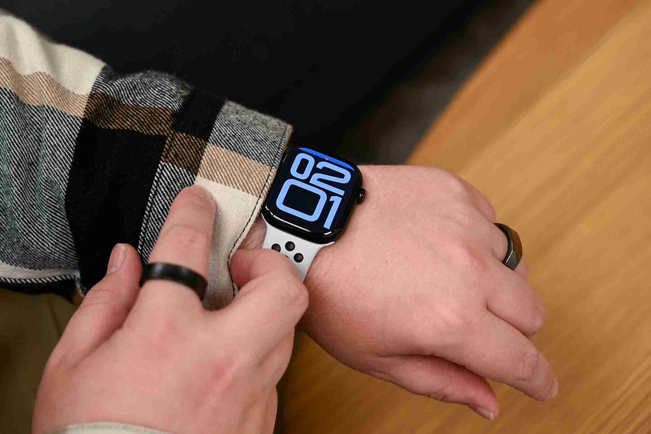 Galaxy Watch 8 vs. Apple Watch Series 10 : ??? ???? ? ? ?? ?? ??????
