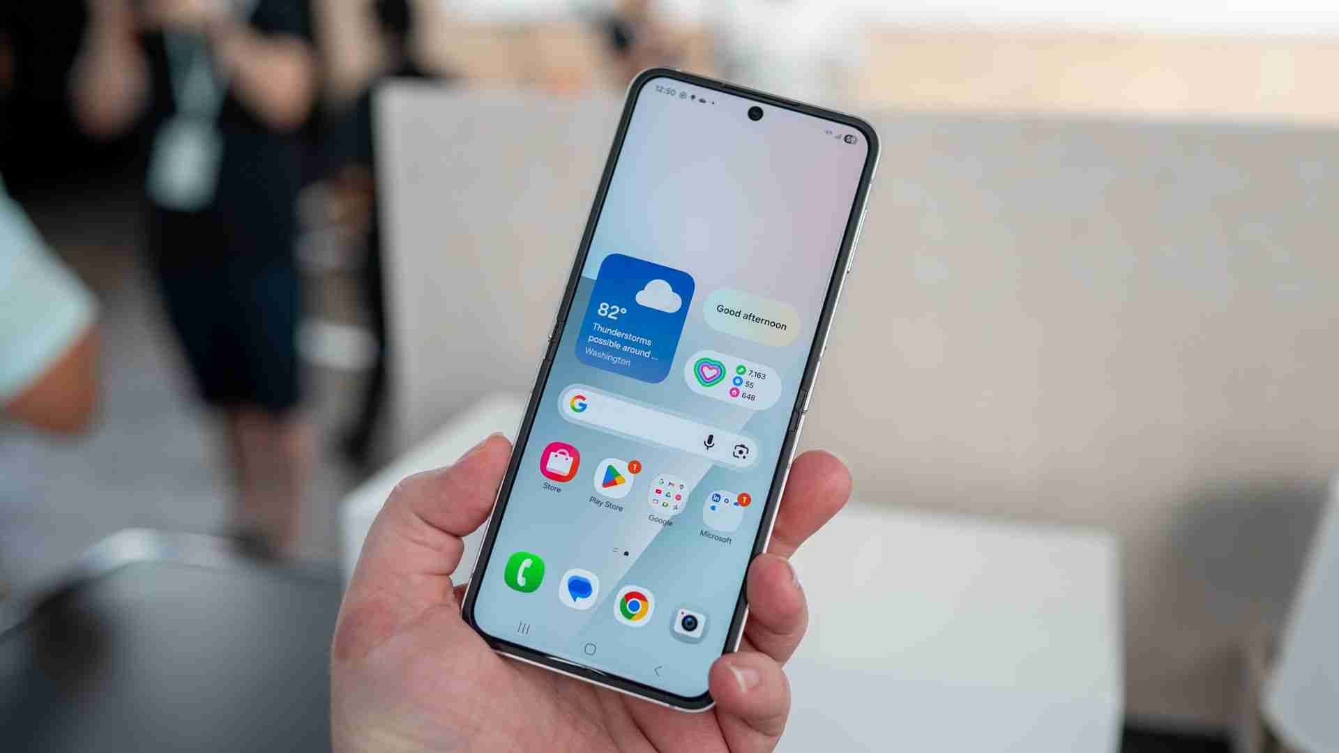 Galaxy Z Flip 7 vs. Galaxy Z Flip 7 FE: Goodbye Snapdragon, Welcome Exynos