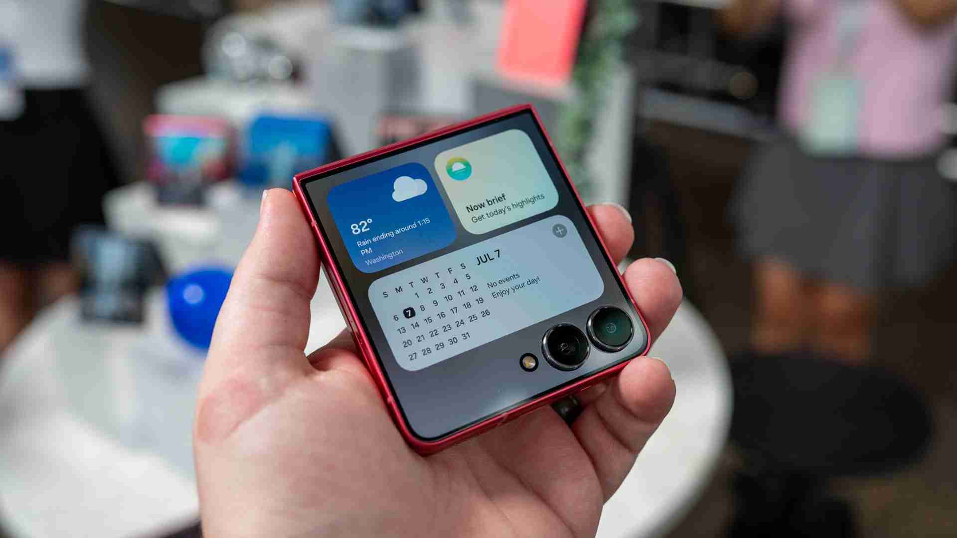 Galaxy Z Flip 7 vs. Galaxy Z Flip 7 FE: Goodbye Snapdragon, Welcome Exynos
