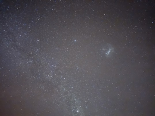 iPhone夜间模式拍摄完成后的真实星空结果,星点和云状天体保持可辨识