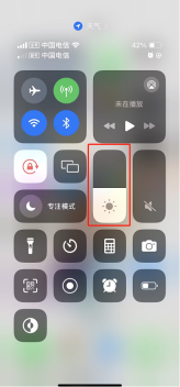 iPhone 控制中心亮度滑块用于打开夜览