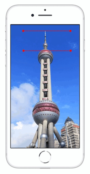 全景拍摄已经开始,主体保持在取景区域中间,当前步骤是沿着系统给出的取景范围稳定推进拍摄