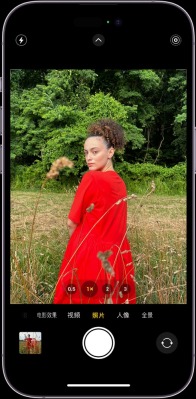 iPhone15Pro怎么使用3倍长焦镜头拍出自然虚化的人像照片