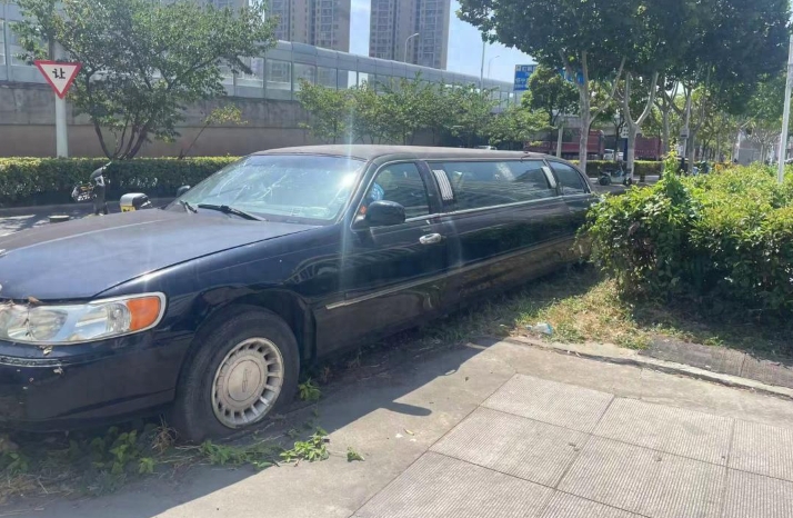 加长林肯“僵尸车”被弃路边5年多是怎么回事?详情介绍 - php中文网
