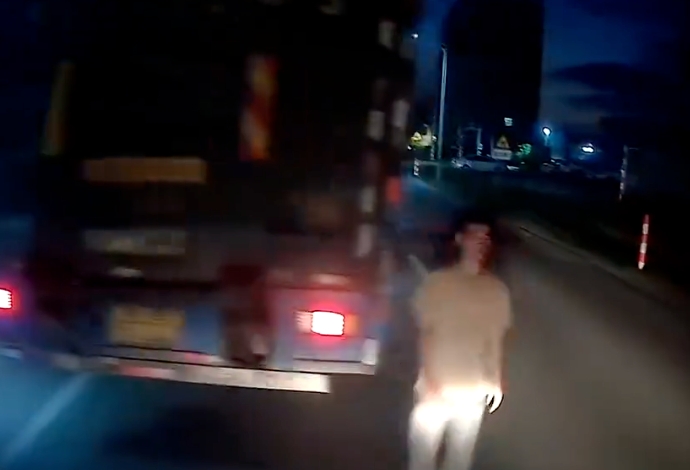 夜晚开车路中间惊现直立男子是怎么回事?详情介绍