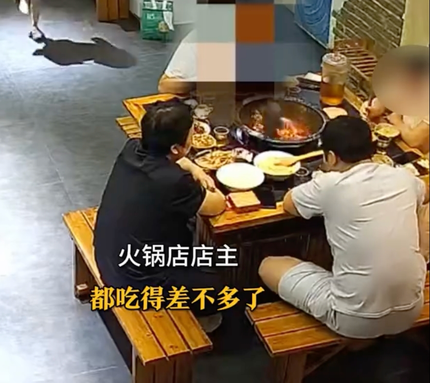 男孩玩耍将拖鞋踢进顾客火锅是怎么回事?详情介绍 - php中文网