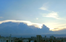 海南天空现虹彩幞状云：似彩色绸带在云端轻舞