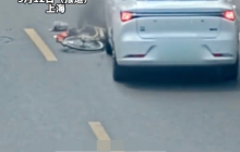 女子骑车横穿马路被撞负全责还不服 家属：以前驾驶员多少都要带点责任的