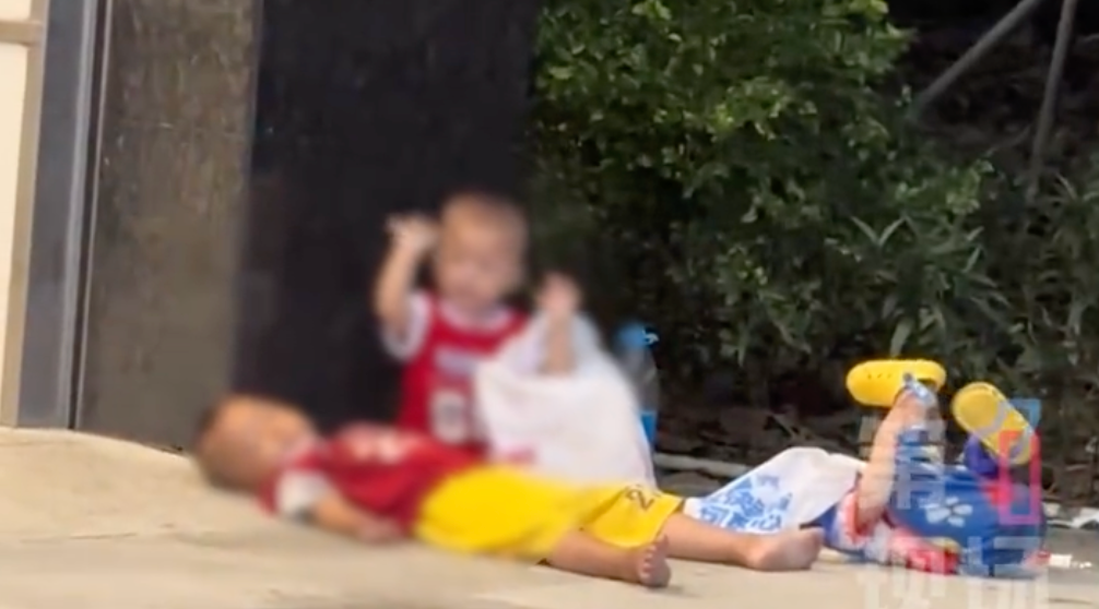 男子回应将3个孩子放地铁站门口:没人帮带孩子 - php中文网