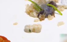 酒店菜里吃出两颗假牙 厨师回应：没人戴牙套