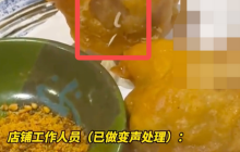 女子日料店就餐炸鸡上有活蛆蠕动 店家：从其他地方爬上去的