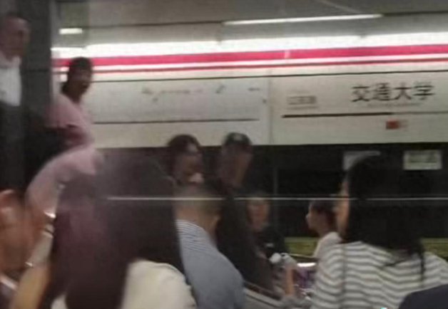 女孩疑在地铁扶梯摔倒 上海地铁回应：会核实反馈