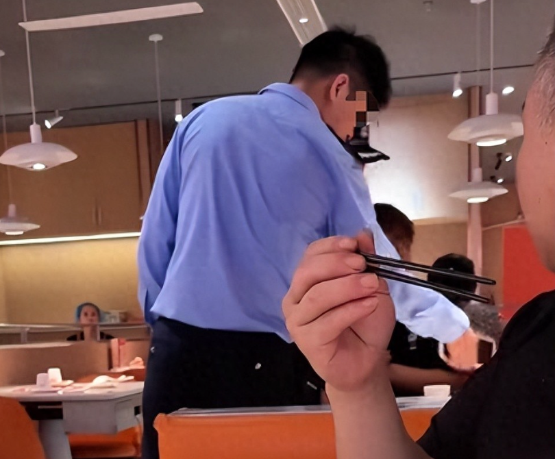 小伙和女友餐厅吃饭被铐走 警方道歉:其女友与一离家女孩“撞脸”
