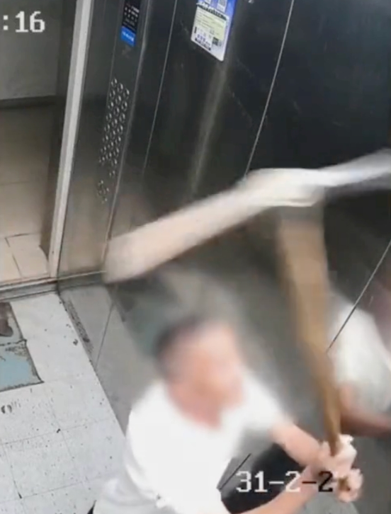 骑电动车进电梯被阻大爷砸毁电梯系统是怎么回事？详情介绍