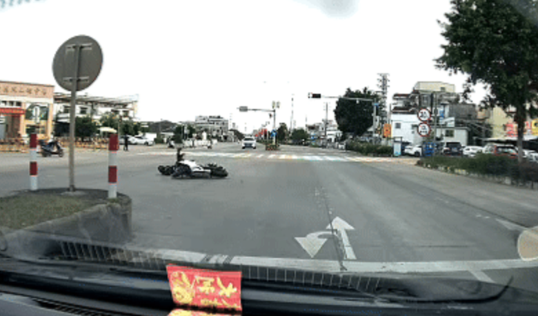 摩托疑死亡摇摆撞上花坛 驾驶员身亡是怎么回事？详情介绍