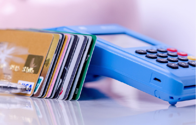 小心踩坑!信用卡还款晚2天,为何产生上千利息?