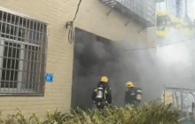 妈妈一转身三岁娃玩火给卧室烧: 3岁男孩因一包零食把家烧了