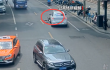 央视曝骑车人骑行过马路乱象：骑车人被撞该不该谁违规谁负责