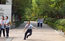 小孩姐放学路上霸气表演空翻 网友：这个“大队长”太帅了！