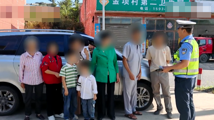 一家老小九人强挤七座车出游是怎么回事?详情介绍 - php中文网