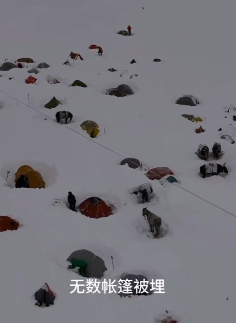 近千名被困珠峰游客陆续下山 亲历者:遇到的最恶劣天气,称“死里逃生”