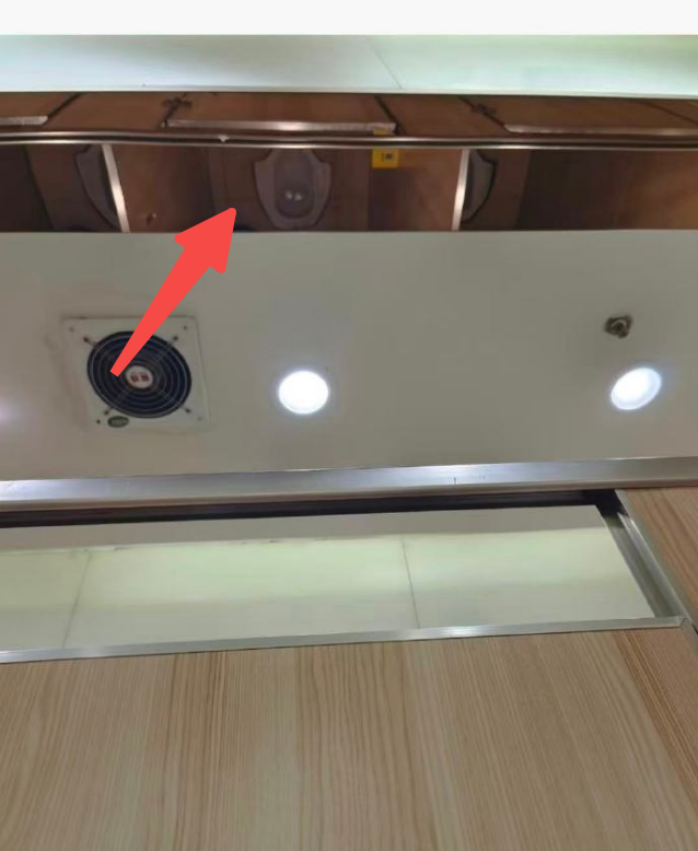 大连高新万达二楼女厕所隔间顶部反光 万达回应:为方便保洁人员,会贴膜处理 - php中文网