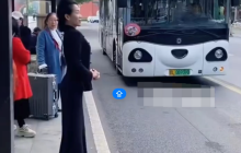 当地回应女子公交站拍助人视频：未授予“公益大使”称号,个人行为不做评价