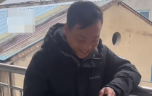 男童悬在半空外卖员徒手爬4楼救人 目击者:很感动,他是英雄