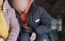 14岁男生被女同学击中左胸后瘫痪 家属：学校担70%责！孩子赢官司却无钱续命，治疗中断