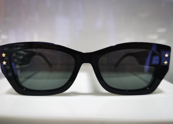 为什么人一戴上墨镜就会相对更帅？ - php中文网