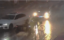 暴雨街头的温暖接力：外卖小哥与交警共同守护迷路老人