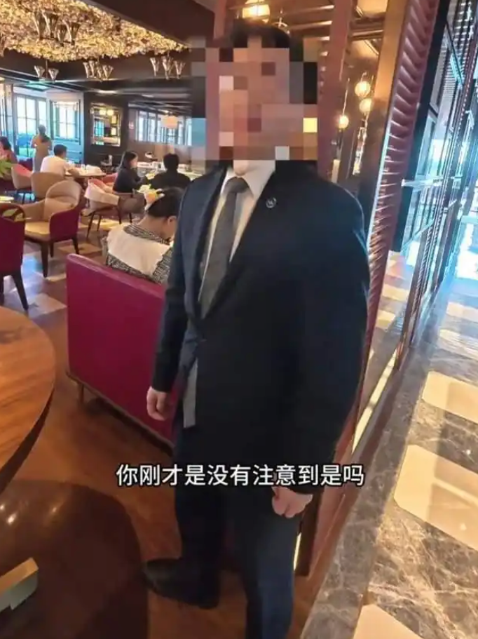 9月9日上海男子穿拖鞋进餐厅被拒，老外穿拖鞋自由进入有特权？