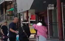 棍棒下真能出孝子？女子在街头掌掴教育孩子，路过大爷上前劝说反被骂