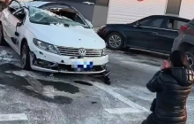 父母開女兒車高速遇車禍,車毀人完好，女兒哽咽跪謝愛車