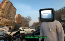 男子骑车被别发生口角，两位看热闹女司机撞在一起互相骂得更难听，两男子见状立马和解离去