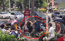 女子駕車(chē)與外賣(mài)員發(fā)生剮蹭，下車(chē)動(dòng)手后電話叫來(lái)另一男子，隨后外賣(mài)員被男女雙打