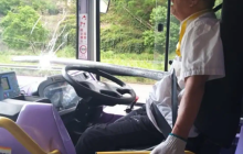香港巴士司机遭铁棍插胸仍冷静停车,涉事货车司机被警方拘捕!