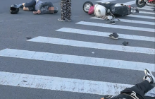 宁波路口惊魂:机车与电动车相撞,骑手大妈双双倒地不起