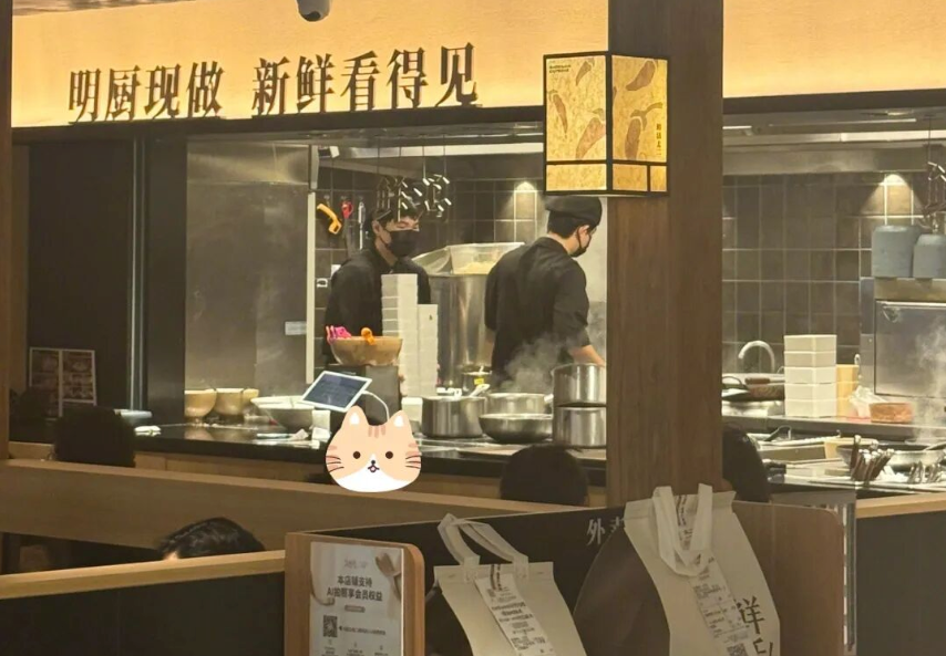 7分钟3道菜引质疑，知名餐饮店被曝用预制菜，真相曝光！